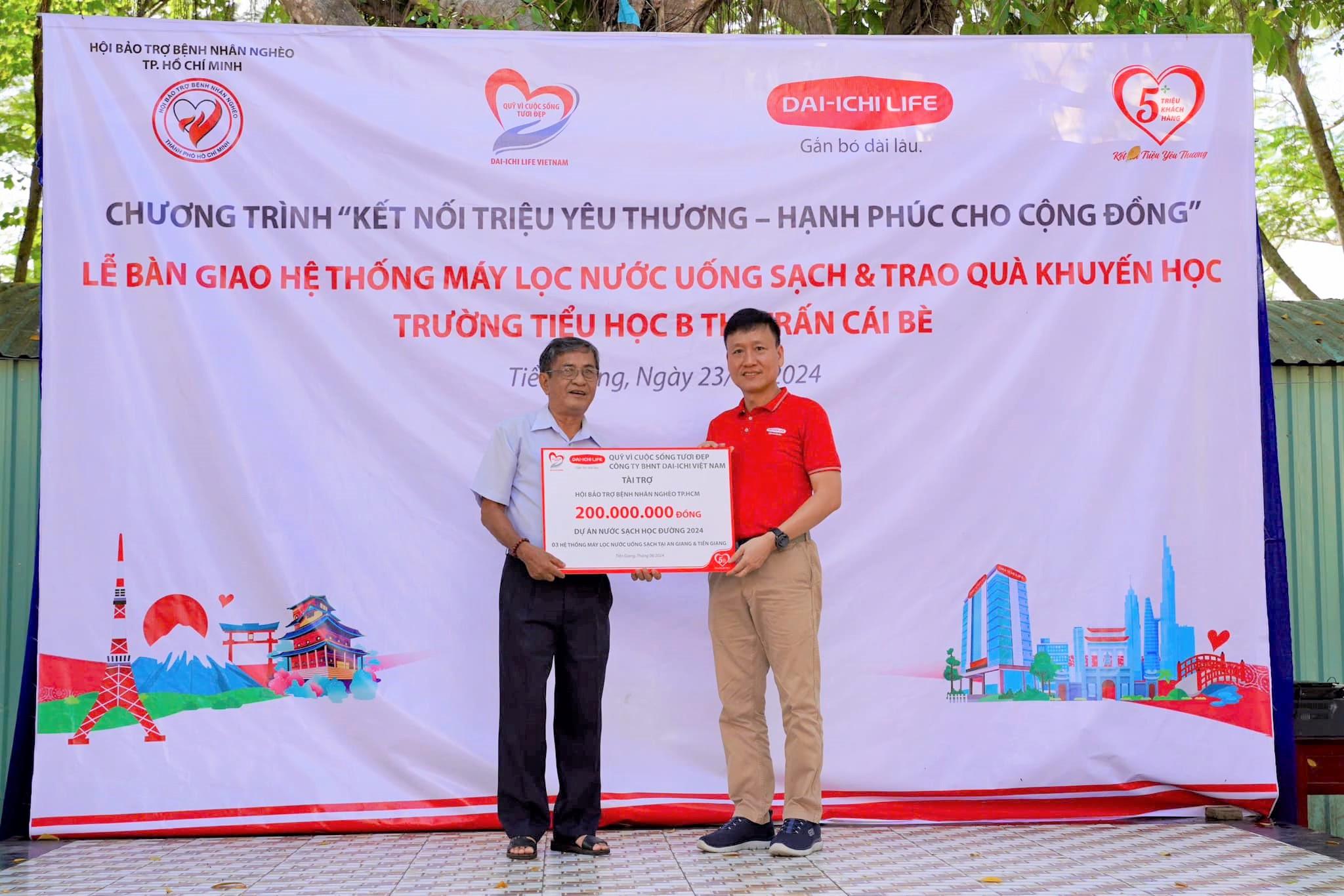 Dai-ichi Life Việt Nam tài trợ hệ thống máy lọc nước uống sạch và quà khuyến học cho học sinh có hoàn cảnh khó khăn tại An Giang và Tiền Giang